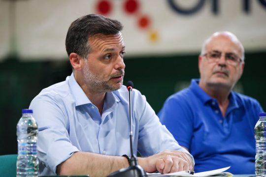 Ο δήμαρχος Αθηναίων Χάρης Δούκας με τον πρόεδρο του Παναθηναϊκού Αθλητικού Ομίλου, Τάκη Μαλακατέ, σε συζήτηση που είχε γίνει με τα μέλη του συλλόγου